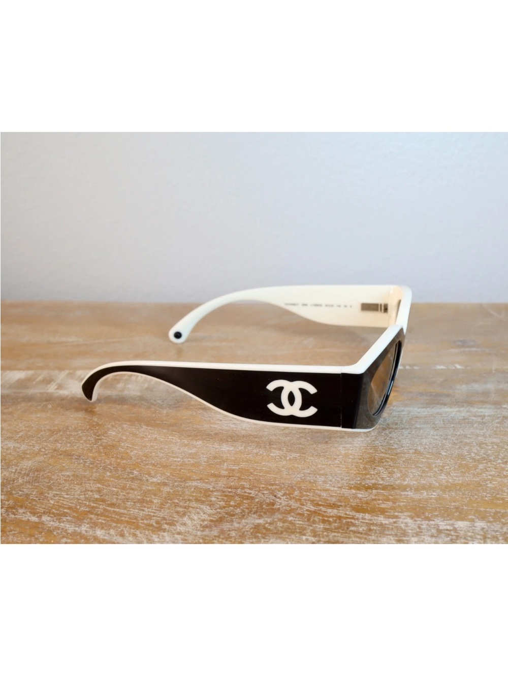 CHANEL Black and White Cat-Eye Sunglasses with Logo Temples - Picture 3 of 11